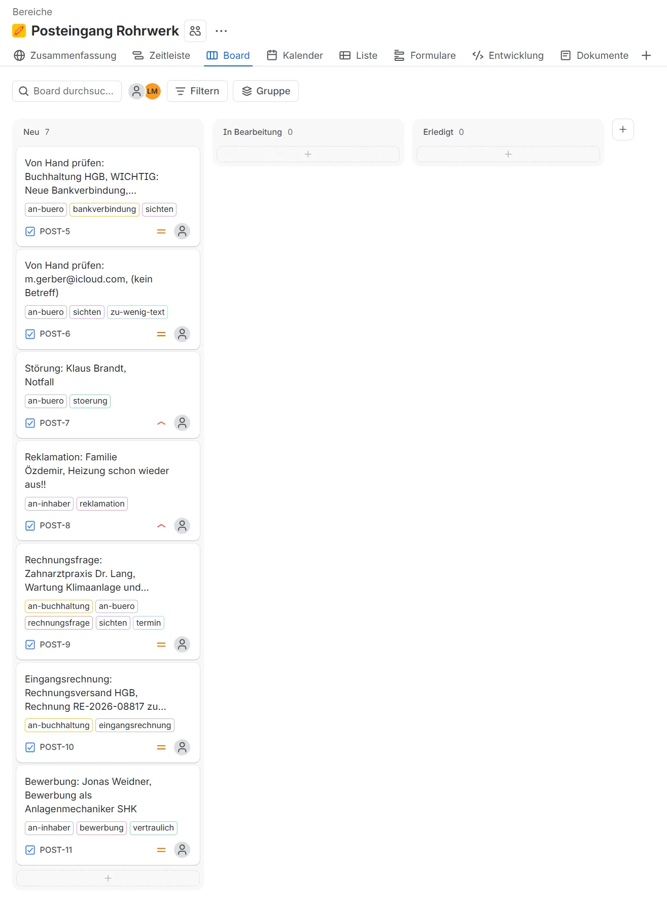 Das Jira-Board „Posteingang Rohrwerk“ mit den Spalten „Neu“, „In Bearbeitung“ und „Erledigt“. In „Neu“ liegen sieben Vorgänge von POST-5 bis POST-11, jeder mit Stichworten wie an-buero, sichten, bankverbindung oder vertraulich; die Störung und die Reklamation tragen den roten Pfeil für hohe Priorität. Die beiden anderen Spalten sind leer.